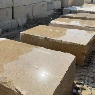 邵阳 黄金麻方料堆场洗料分选中，原材料充足