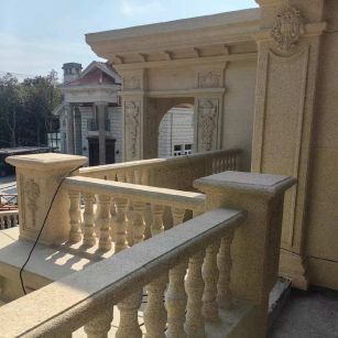 邵阳 黄金麻别墅外墙干挂雕花配合阳台栏杆花瓶柱