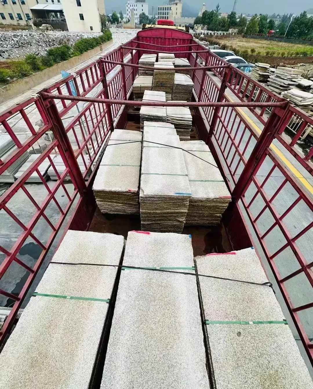 邵阳 黄金麻花岗岩荔枝面，光面毛板装车完成