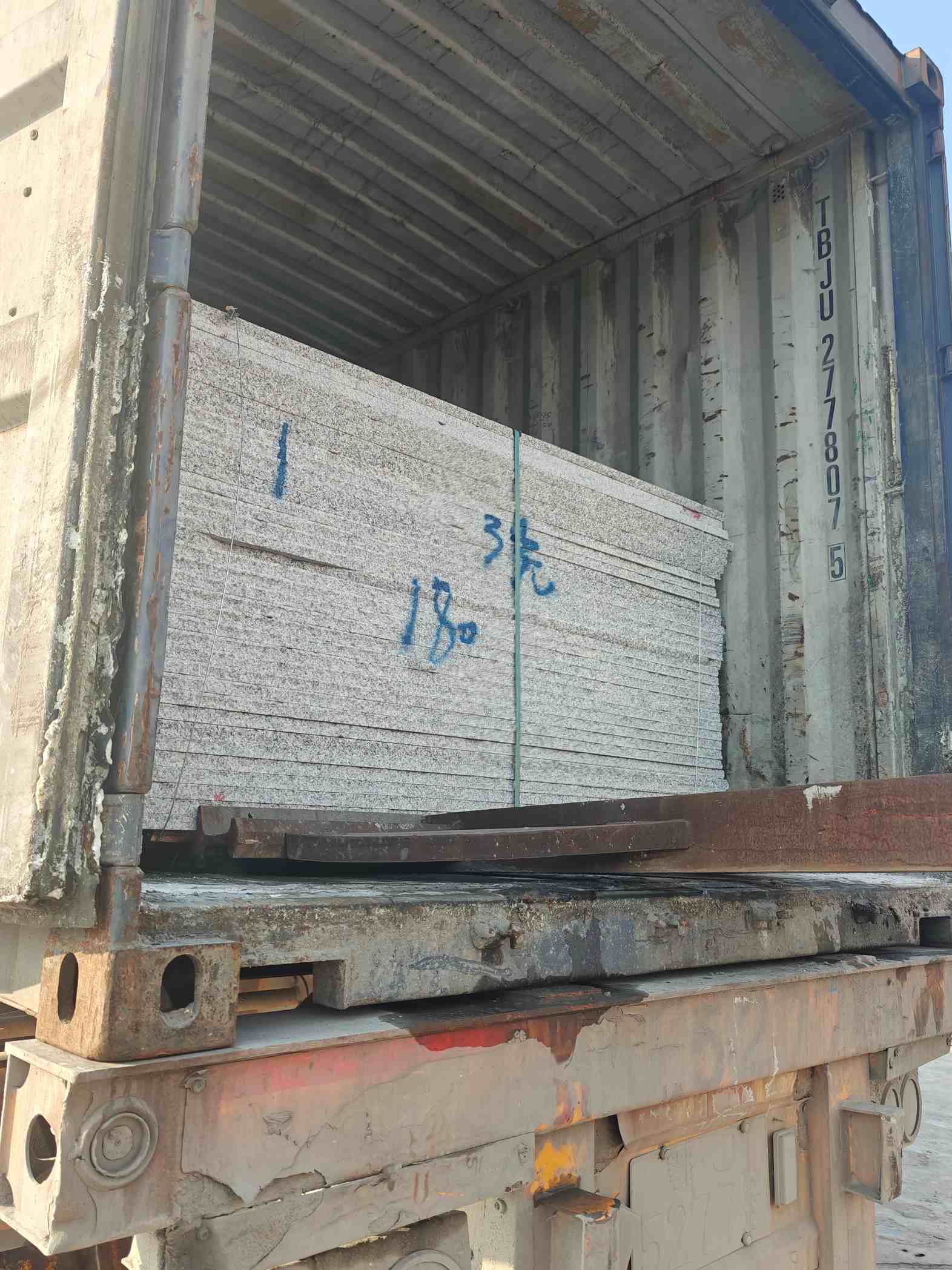 邵阳 芝麻白花岗岩石材3.0公分光面毛板装柜出货