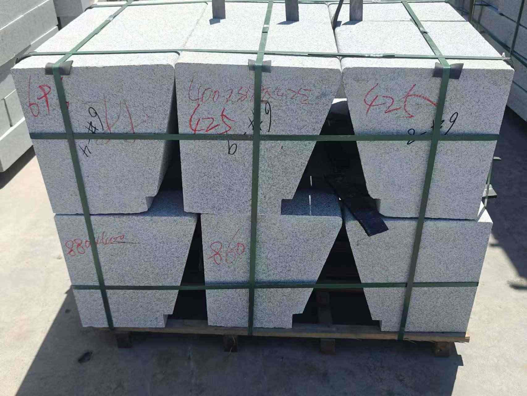 邵阳 芝麻白异形坐凳，石凳