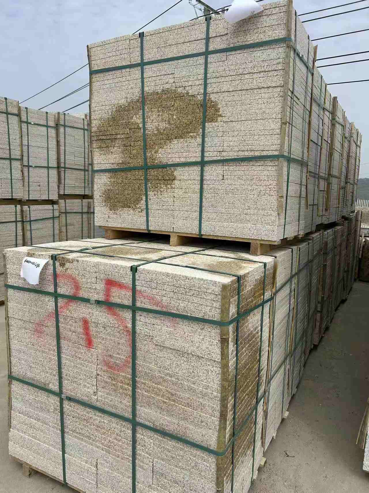 邵阳 黄金麻花岗岩石材荔枝面地铺石2.5*300*600