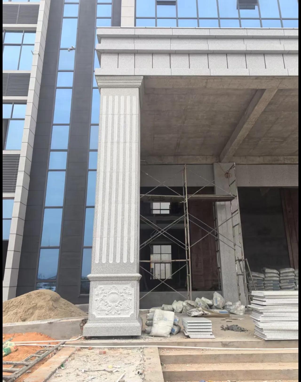 邵阳 芝麻白光面花岗岩门楼大柱（罗马柱）配雕花底座