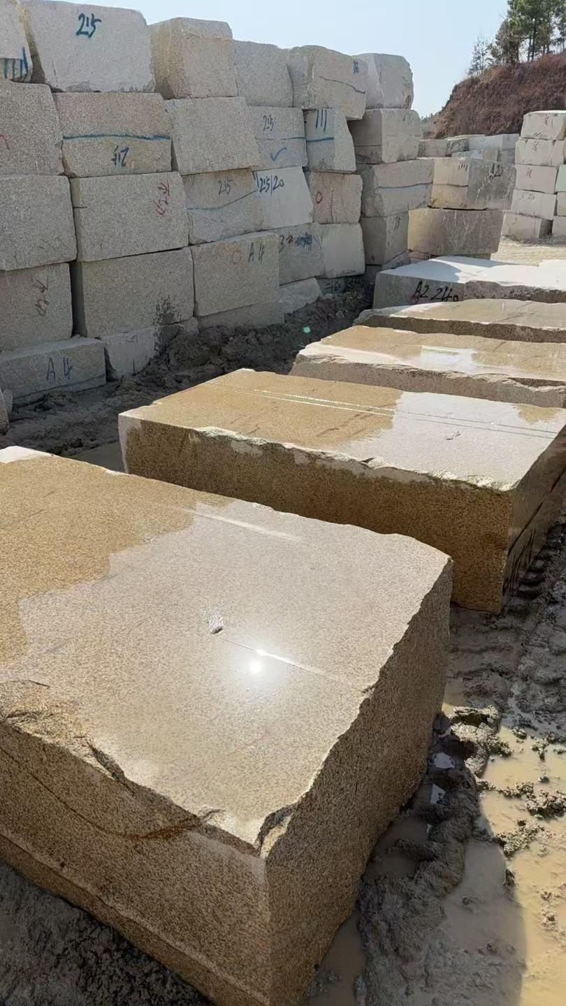 邵阳 黄金麻方料堆场洗料分选中，原材料充足