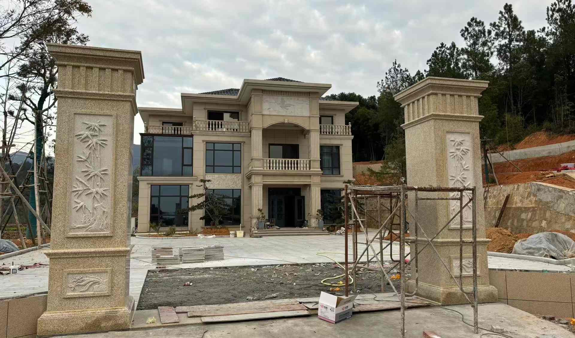 邵阳 黄金麻花岗岩别墅雕花外墙干挂配上门口雕花罗马柱