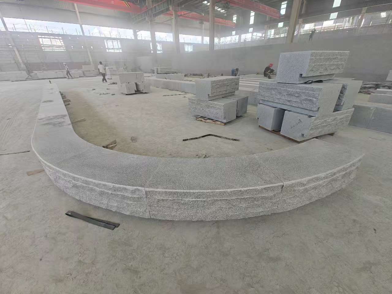 邵阳 芝麻白异形坐凳，自然面光面弧形加工