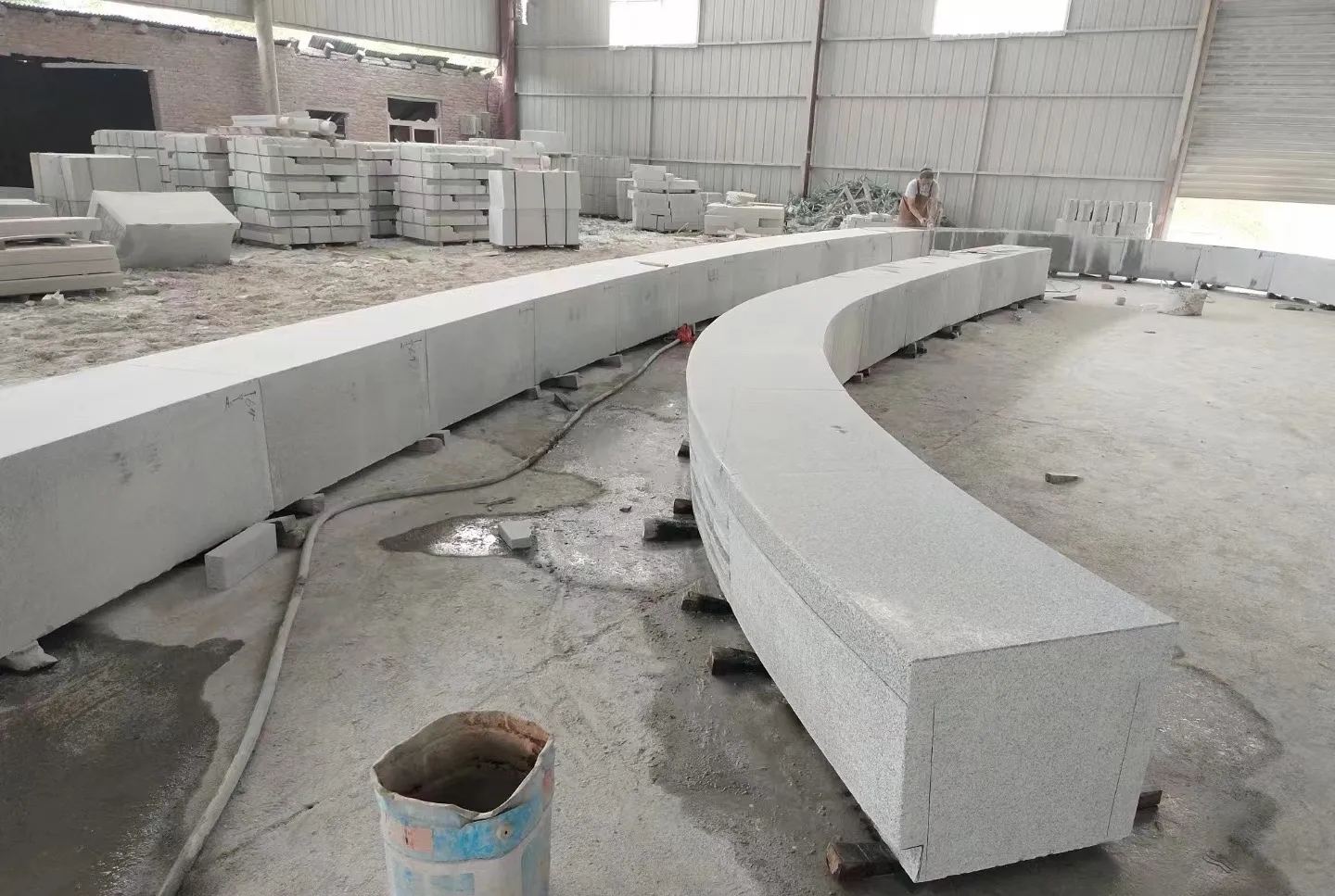 邵阳芝麻白花岗岩石板材 园林光面弧形坐凳