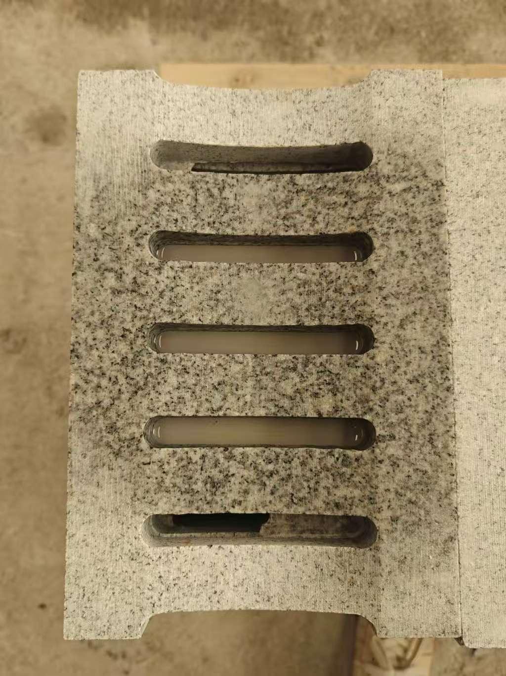 邵阳 芝麻白拉丝面花岗岩U型开槽排水槽