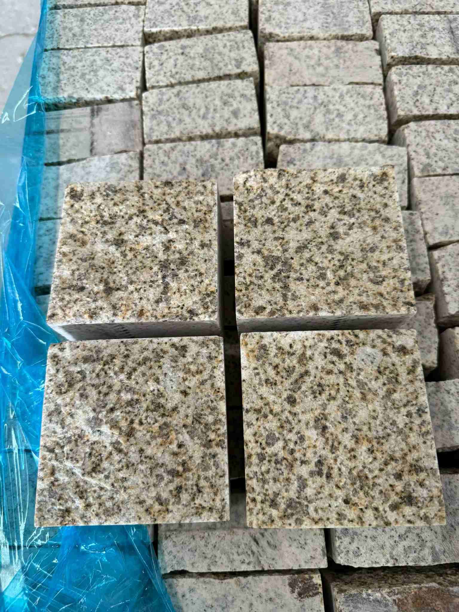 邵阳 黄金麻花岗岩自然面小方块，弹石，马蹄石等