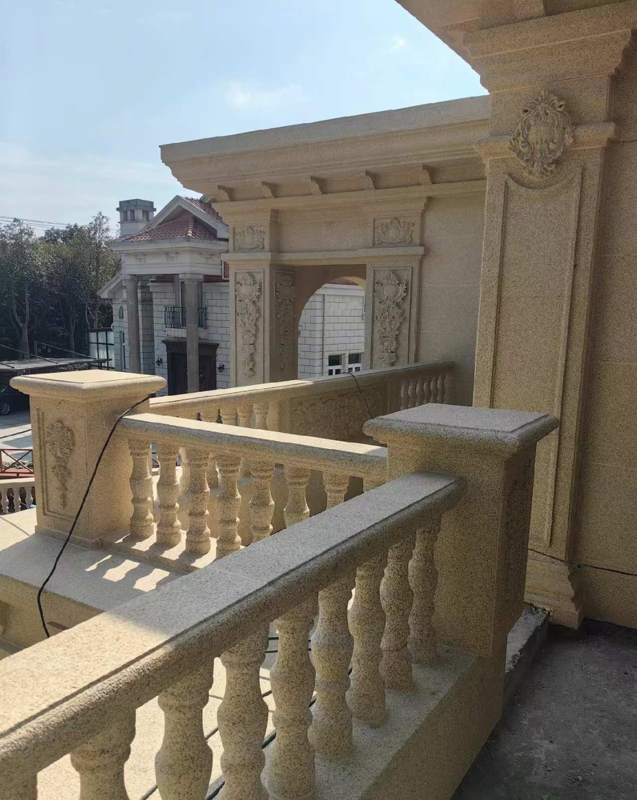 邵阳 黄金麻别墅外墙干挂雕花配合阳台栏杆花瓶柱