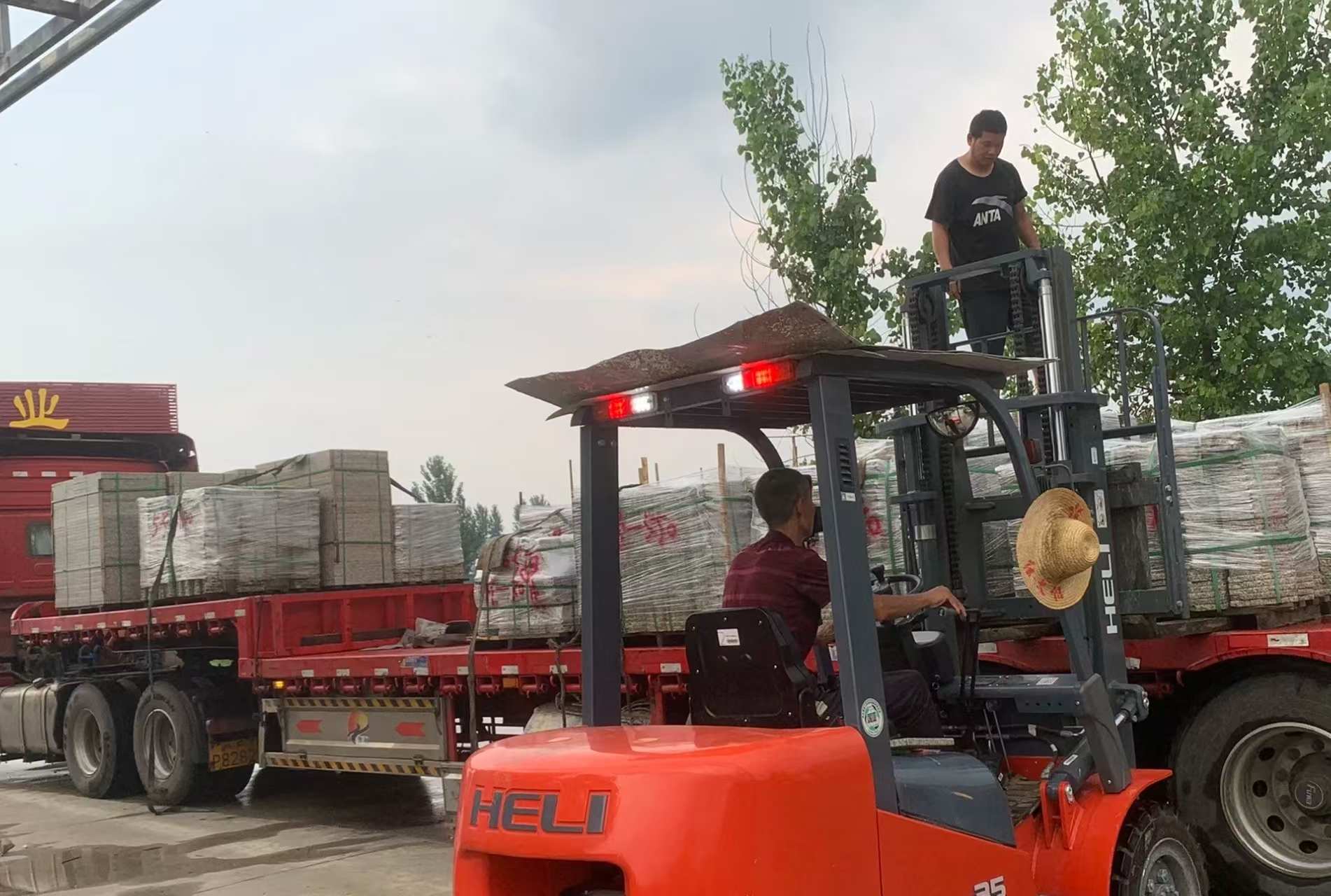 邵阳 黄金麻冰裂纹，地铺石装车