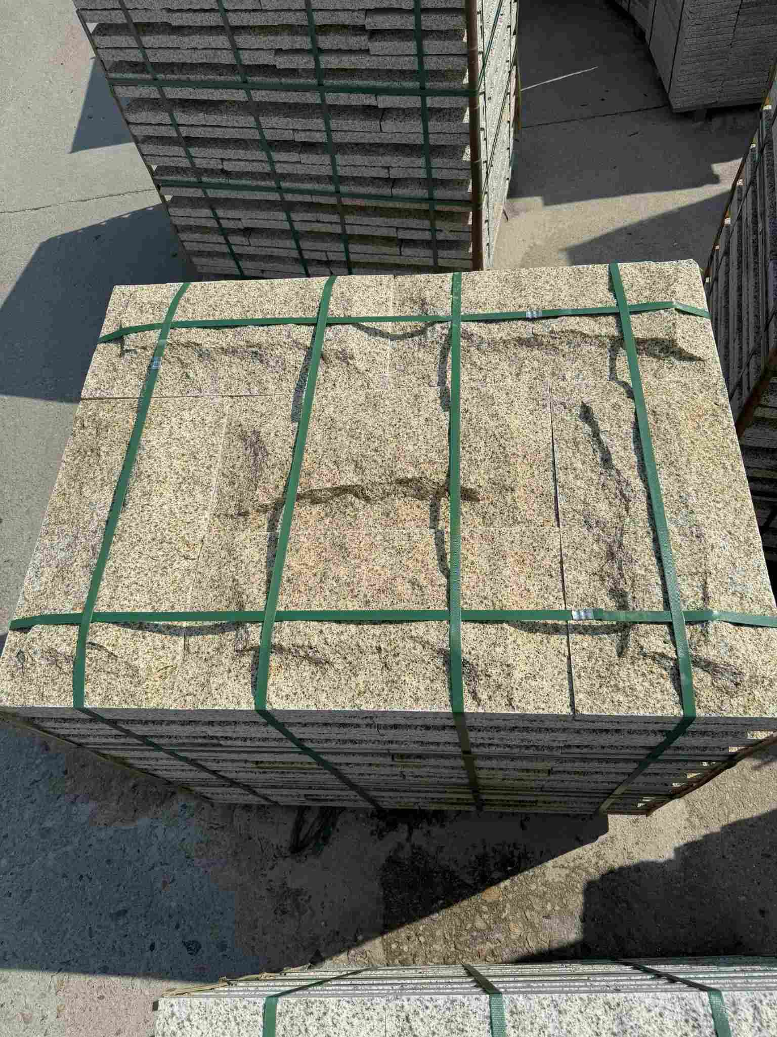 邵阳 黄金麻花岗岩石材自然面蘑菇石成品