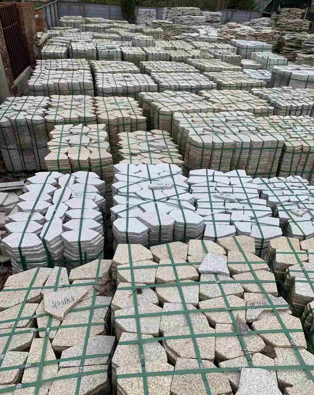 邵阳 黄金麻白麻花岗岩荔枝面地铺石(冰裂纹)