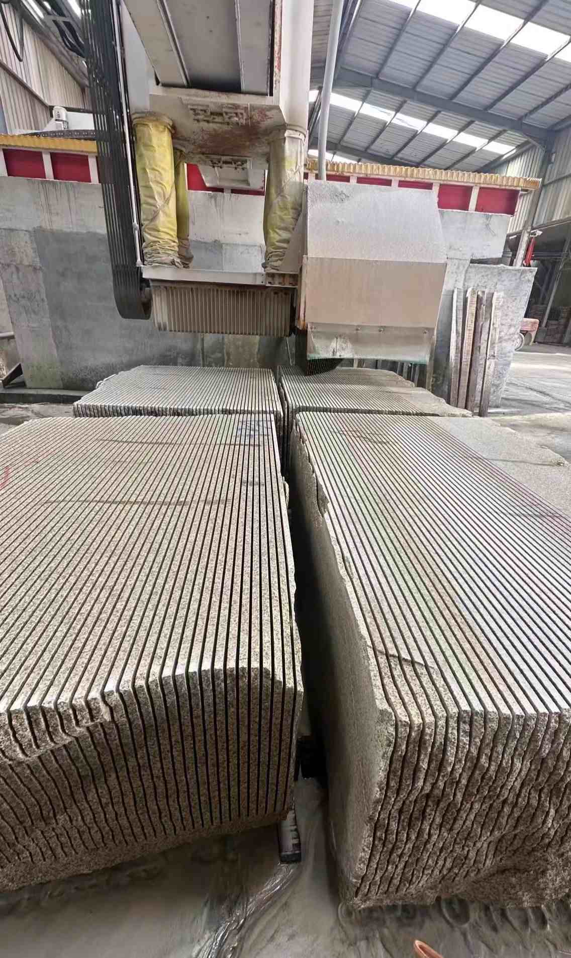 邵阳 车间生产日常，黄金麻白麻花岗岩