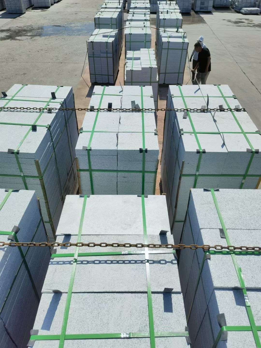 邵阳 芝麻白花岗岩5公分地铺石 花岗岩厂家工厂装车日常